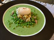 Une photo de petits pois lardon