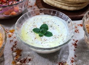 Una foto de 🌿Salsa de yogur y menta - Para falafel, shawarma, kebbab, o simplemente como aliño de ensaladas 🌿
