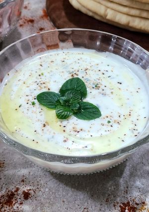 Una foto de 🌿Salsa de yogur y menta - Para falafel, shawarma, kebbab, o simplemente como aliño de ensaladas 🌿