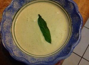 Una foto de Crema de semilla de calabacitas y epazote