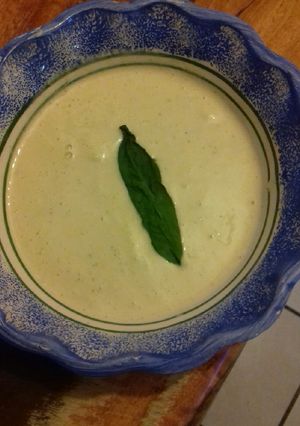 Una foto de Crema de semilla de calabacitas y epazote