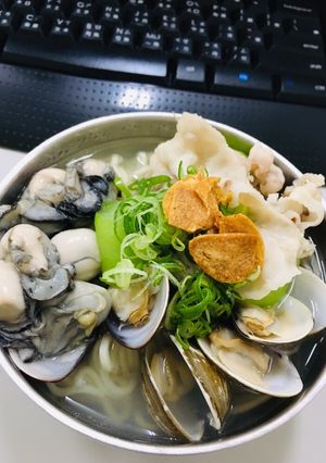 Fa Fa~ 💯 鮮蚵 絲瓜蛤仔麵 的食譜成品照片