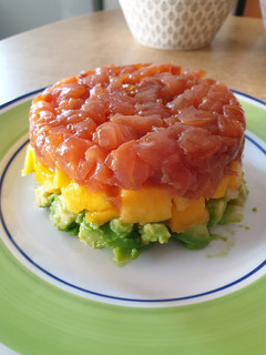 Una foto de Tartar de Salmón ahumado y frutas