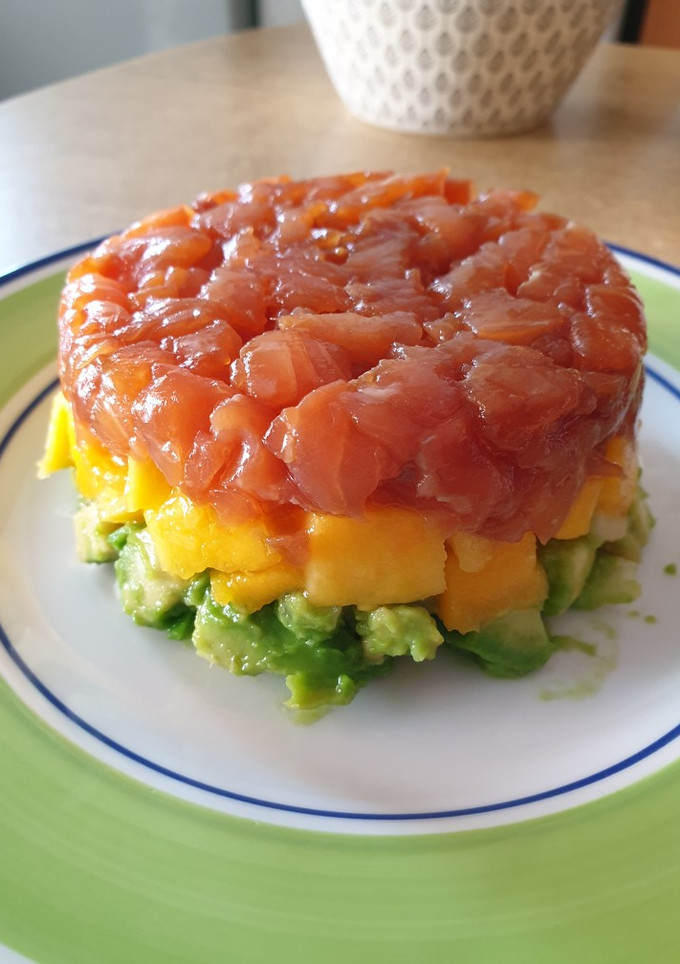Una foto de Tartar de Salmón ahumado y frutas