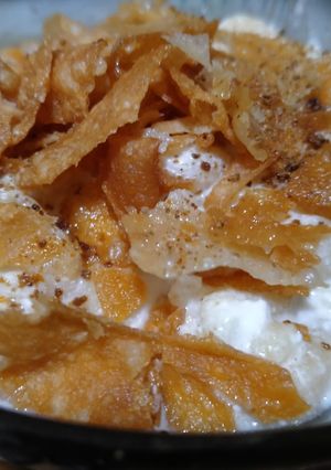 A picture of Boondi phoolki with papri.