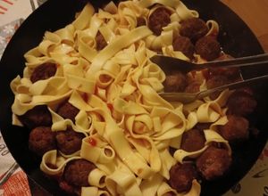 Una foto de Cintas con salsa de tomate en cubos y albóndigas