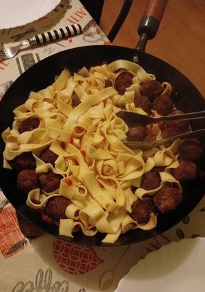 Una foto de Cintas con salsa de tomate en cubos y albóndigas