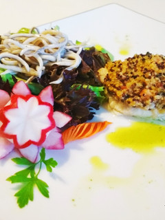 Una foto de Merluza con costra de quinoa y ensalada de gulas