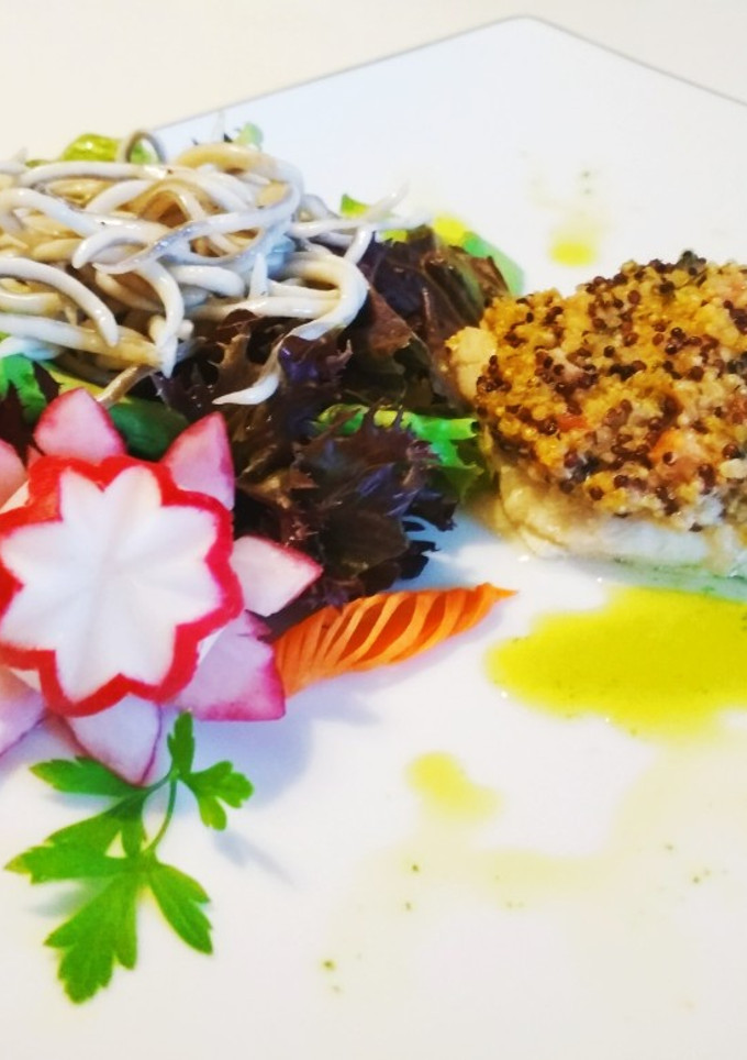 Una foto de Merluza con costra de quinoa y ensalada de gulas