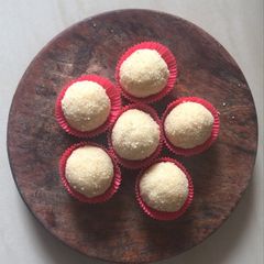 A picture of Rava laddoo.