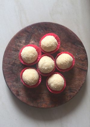 A picture of Rava laddoo.
