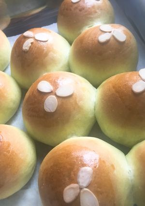 Hình của món Bánh mì mềm lá dứa cốt dừa.