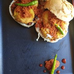 A picture of Vadapav.