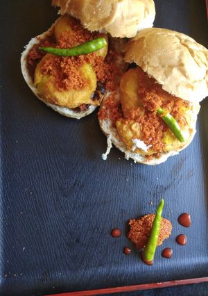 A picture of Vadapav.