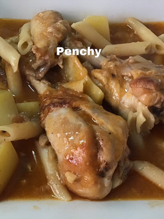 Una foto de Muslitos de pollo almendrados con macarrones