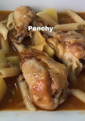 Una foto de Muslitos de pollo almendrados con macarrones