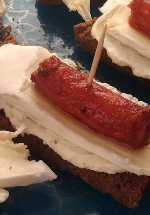Una foto de Pincho de pan de centeno y chistorra