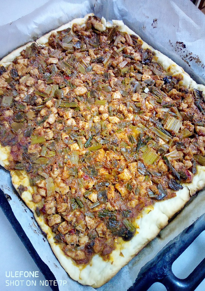 Una foto de Torta de pollo con espárragos y ajo tierno