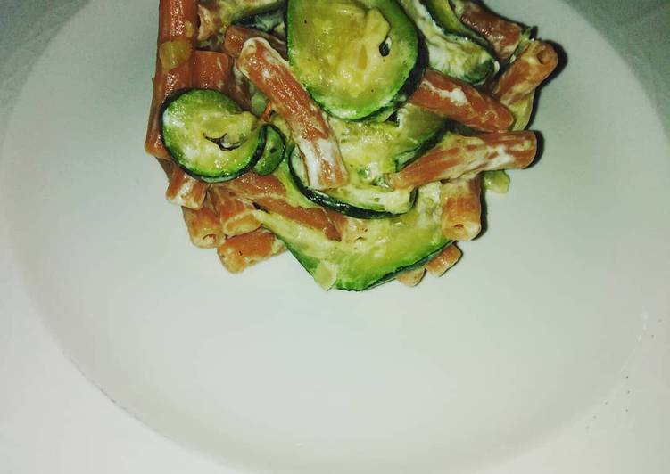Pasta di lenticchie con zucchina e fiori