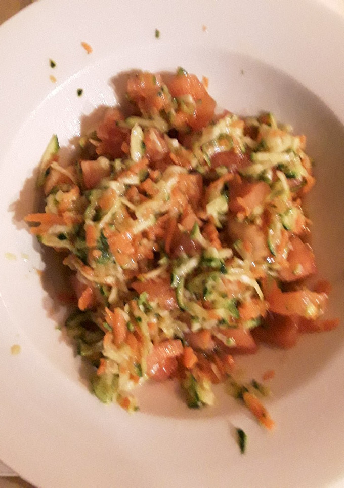 Una foto de Ensalada de calabacín fresca y rica