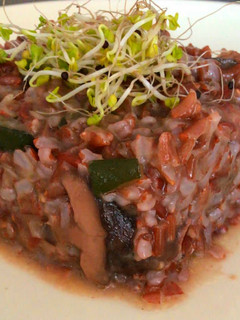 Una foto de Risotto rojo de Shiitake, calabacín y berenjena