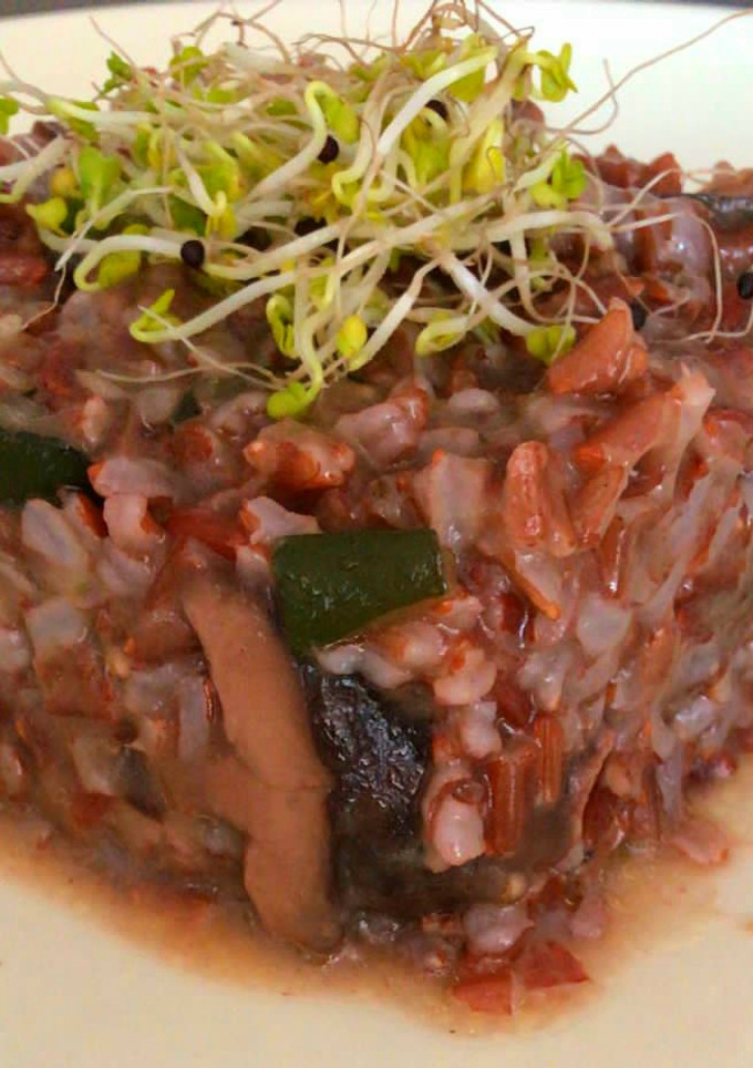 Una foto de Risotto rojo de Shiitake, calabacín y berenjena