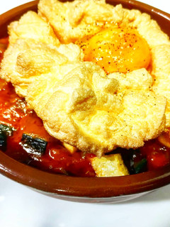 Una foto de Huevos nube con samfaina