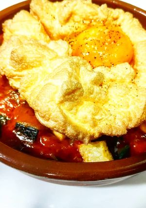 Una foto de Huevos nube con samfaina