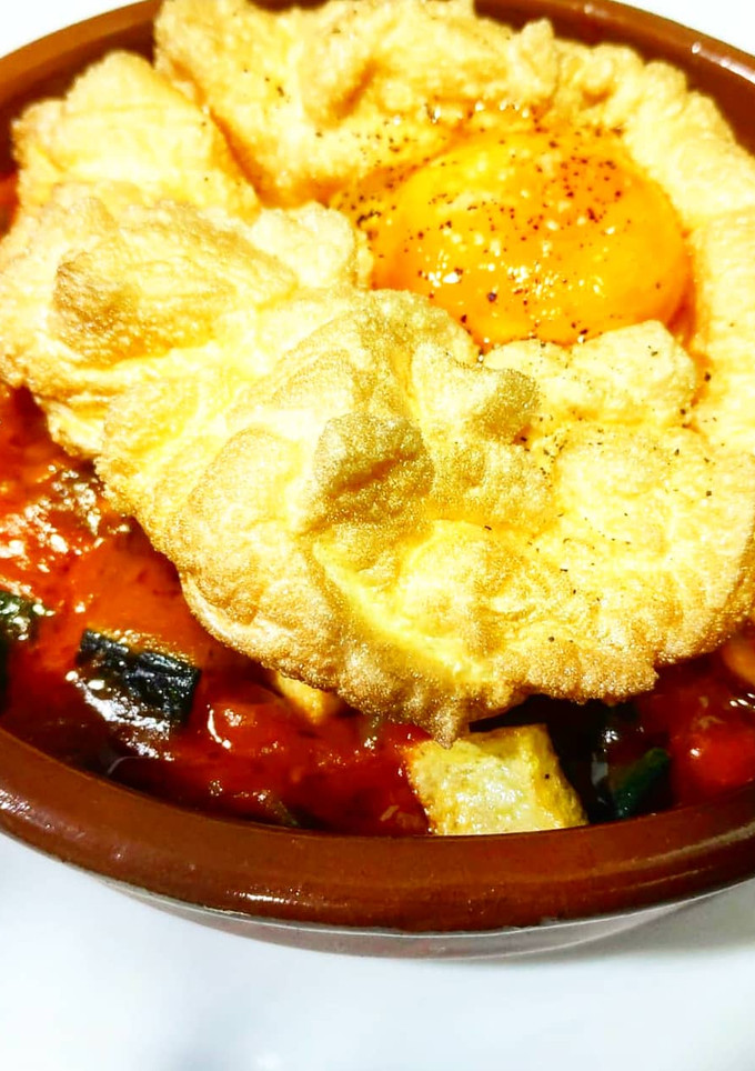 Una foto de Huevos nube con samfaina