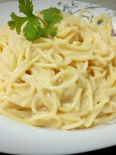 صورة لوصفة سباغيتي بالبيشاميل والبصل الاخضر