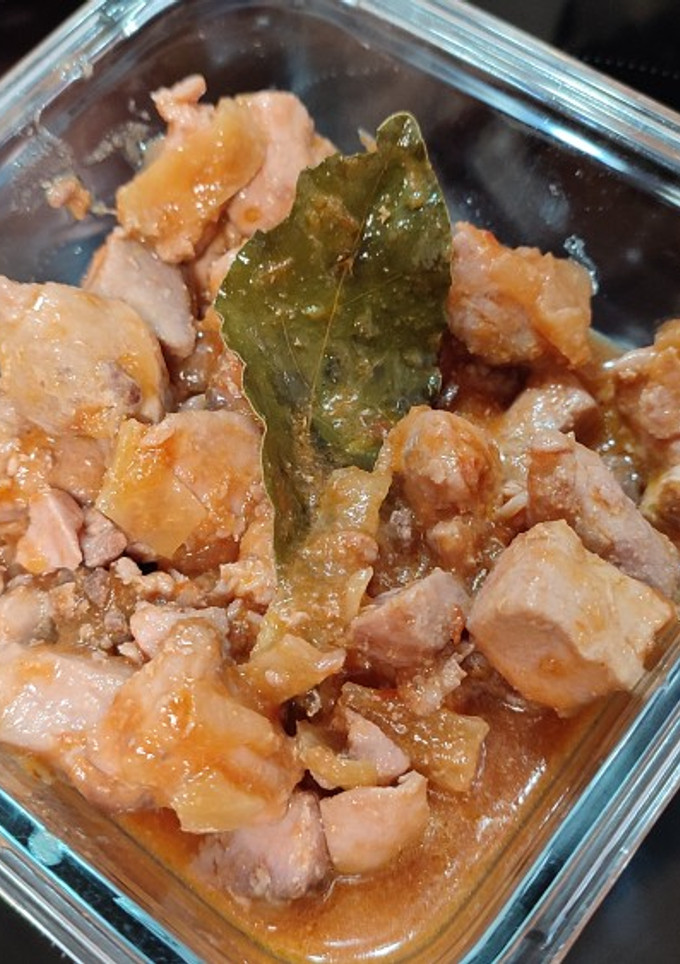 Una foto de Atún encebollado con tomate