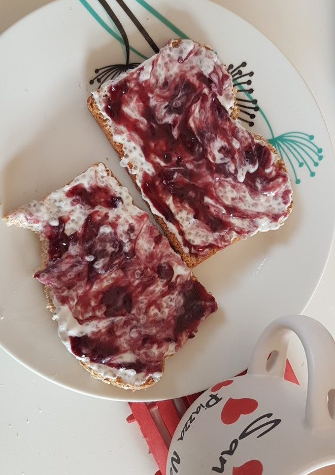 Una foto de Tostadas con semillas de chía, desayuno saludable