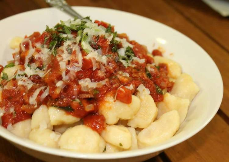 Steps to Prepare Speedy Ricotta gnocchi w&#39; bacon &amp; tomato sauce