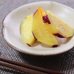 A picture of Boiled sweet potato with salt and lemon.