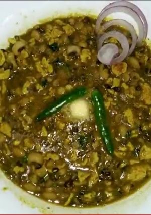 A picture of Restaurant style Egg tadka.