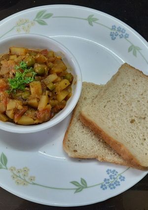 मटार बटाटा भाजी (Matar Batata Bhaji Recipe In Marathi) रेसिपी चे मुख्य फोटो 