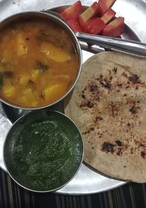 आलू टमाटर की सब्जी रोटी और चटनी रेसिपी मुख्य फोटो