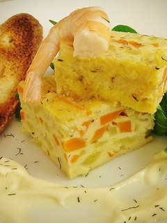 Una foto de Pastel de verduras con langostinos