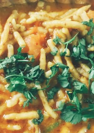 A picture of Sev tamatar.