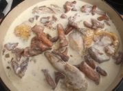 Une photo de girolles avec viande