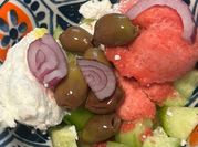 Una foto di insalata di cetrioli e feta