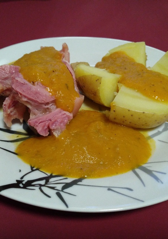 Una foto de Codillo cocido con verduras en olla rápida