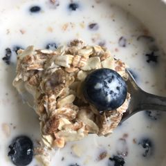 A picture of Muesli with blueberries.