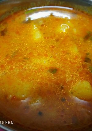 बटाट्याचा रस्सा (batata rassa recipe in marathi) रेसिपी चे मुख्य फोटो