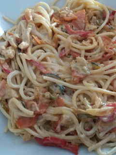 Una foto de Pasta con verdura y pollo