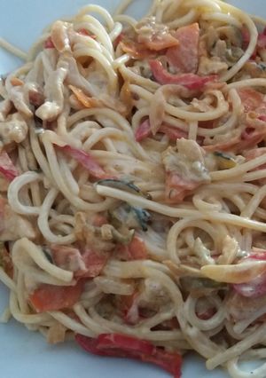Una foto de Pasta con verdura y pollo