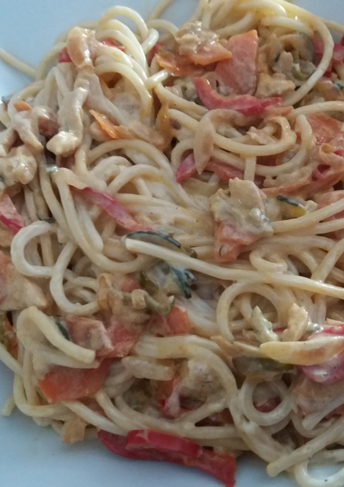 Una foto de Pasta con verdura y pollo