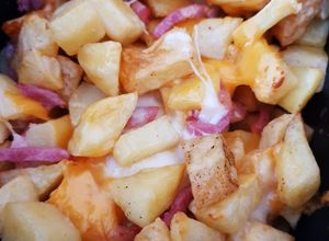 Une photo de Pommes de terre en cubes au cheddar mozzarella #octobre #airfryer