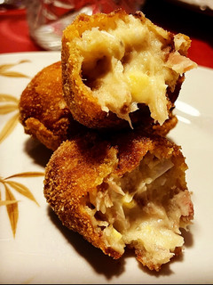 Una foto de Croquetas de jamón ibérico, morcillo y huevo