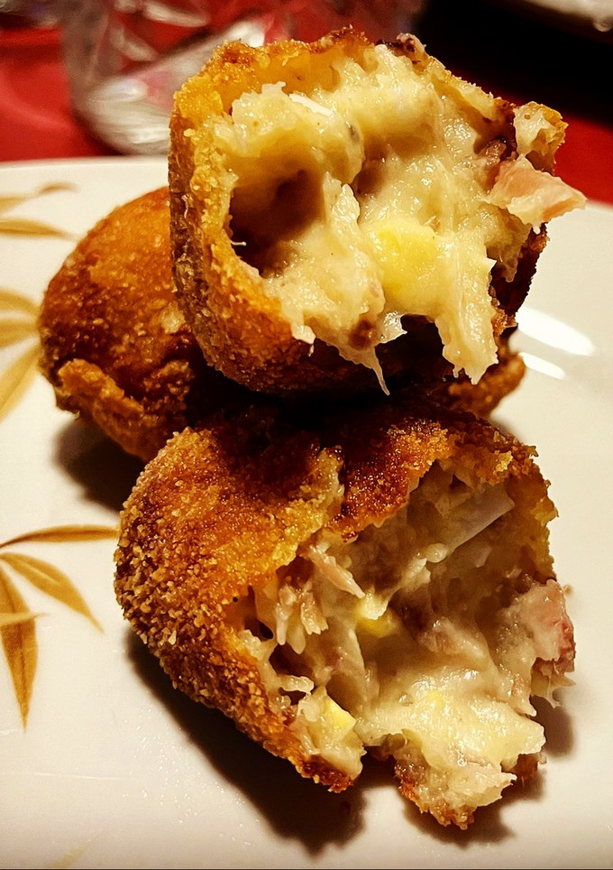 Una foto de Croquetas de jamón ibérico, morcillo y huevo
